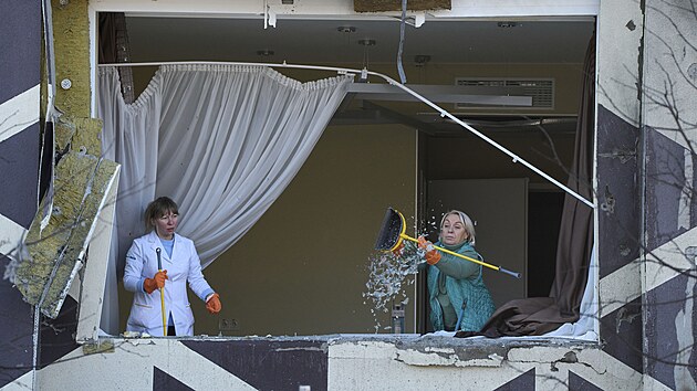 N�sledky rusk�ho dronov�ho �deru na nemocnici v Kyjev� (5. ledna 2026)