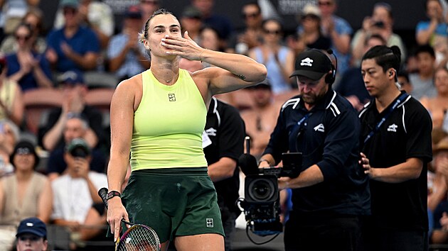Aryna Sabalenková zdraví diváky po semifinále v Brisbane.