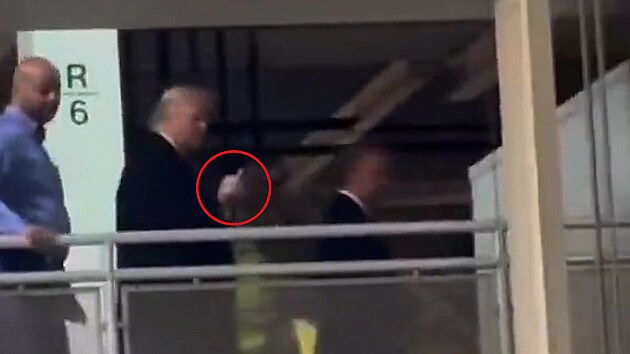Trump ukázal na d�lníka vzty�ený prost�ední�ek