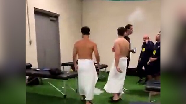 Szcz�sny po výh�e Barcelony kou�il v kabin�. Yamal ho nato�il omylem.