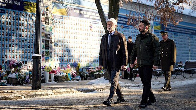 �esk� prezident Petr Pavel se sv�m ukrajinsk�m prot�j�kem Volodymyrem Zelensk�m u Zdi vzpom�nek vzdali hold padl�m ukrajinsk�m voj�k�m. (16. ledna 2026)