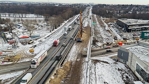 V�kendov� demolice d�lni�n�ho mostu u p�estavovan� k�i�ovatky D1 a D2 uzav�e Ka�tanovou ulici v Brn�. Omezen� za�ne v p�tek ve 23:15 a potrv� do pond�l� do 4:15. Uzav�rka se t�k� motorist�, cyklist� i chodc�.