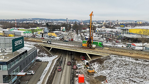 V�kendov� demolice d�lni�n�ho mostu u p�estavovan� k�i�ovatky D1 a D2 uzav�e Ka�tanovou ulici v Brn�. Omezen� za�ne v p�tek ve 23:15 a potrv� do pond�l� do 4:15. Uzav�rka se t�k� motorist�, cyklist� i chodc�.