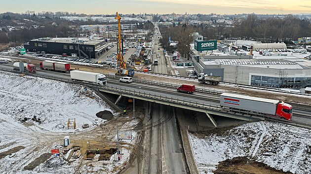 V�kendov� demolice d�lni�n�ho mostu u p�estavovan� k�i�ovatky D1 a D2 uzav�e Ka�tanovou ulici v Brn�. Omezen� za�ne v p�tek ve 23:15 a potrv� do pond�l� do 4:15. Uzav�rka se t�k� motorist�, cyklist� i chodc�.