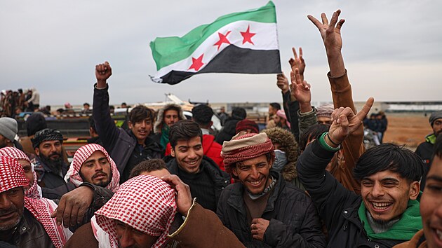 Lid� slav� pot�, co syrsk� vl�dn� s�ly vstoupili do m�sta Dajr H�fir po sta�en� Syrsk�ch demokratick�ch sil podporovan�ch USA. (17. ledna 2026)