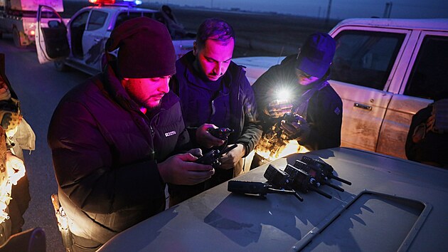 Syrsk� vl�dn� s�ly vstupuj� do m�sta Dajr H�fir po sta�en� Syrsk�ch demokratick�ch sil podporovan�ch USA. (17. ledna 2026)