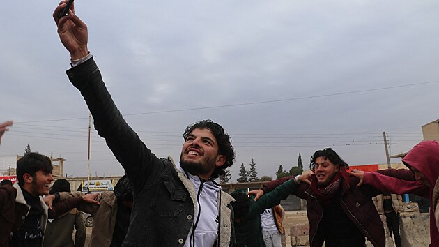 Lid� slav� pot�, co syrsk� vl�dn� s�ly vstoupili do m�sta Dajr H�fir po sta�en� Syrsk�ch demokratick�ch sil podporovan�ch USA. (17. ledna 2026)