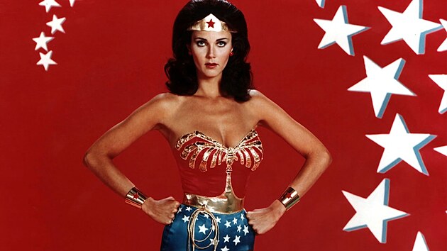 Sexy here�ka Lynda Carterov� jako Wonder Woman z roku 1975.