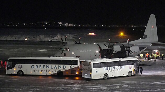 D�nsk� letoun s vojensk�m person�lem p�ist�l v gr�nsk�m Nuuku. (15. ledna 2026)
