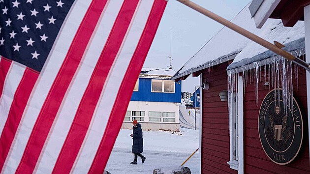 Americk� vlajka na budov� konzul�tu v gr�nsk�m m�st� Nuuk. (14. ledna 2026)