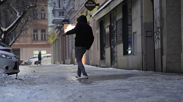 �esko pokryla siln� ledovka. Z�b�r z Prahy. Probl�my maj� chodci, komplikuje se doprava. (13. ledna 2026)