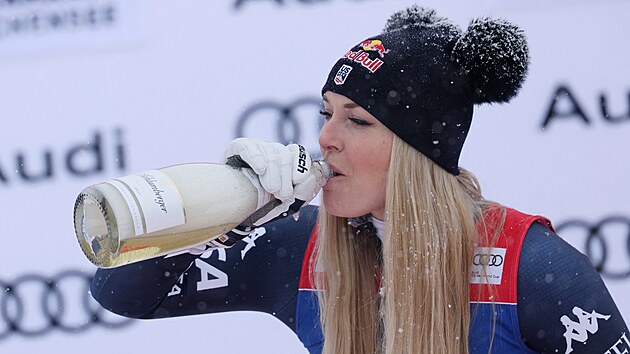 Lindsey Vonnov� slav� v�hru ve sjezdu v Zauchensee.