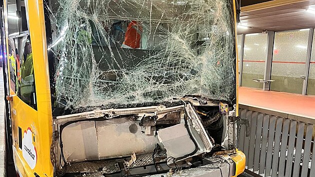 Sr�ka dvou tramvaj� na Svinovsk�ch mostech v Ostrav� si vy��dala vypro�t�n� zran�n� �idi�ky. Na m�sto vyjely profesion�ln� jednotky hasi�� ze stanic Ostrava-Poruba a Ostrava-Z�b�eh. (19. ledna 2026)