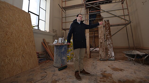 Mluv�� biskupstv� Ond�ej Elbl v rekonstruovan� kapli. P��mo pod n� vykopou d�ln�ci kryptu pro ukl�d�n� ostatk� biskup� v katedr�le Bo�sk�ho Spasitele v Ostrav�. (15. leden 2026)