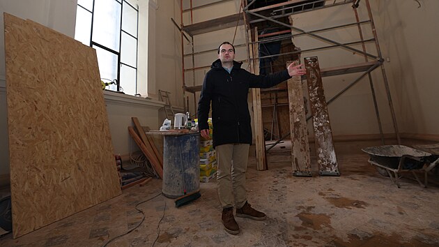 Mluv�� biskupstv� Ond�ej Elbl v rekonstruovan� kapli. P��mo pod n� vykopou d�ln�ci kryptu pro ukl�d�n� ostatk� biskup� v katedr�le Bo�sk�ho Spasitele v Ostrav�. (15. leden 2026)