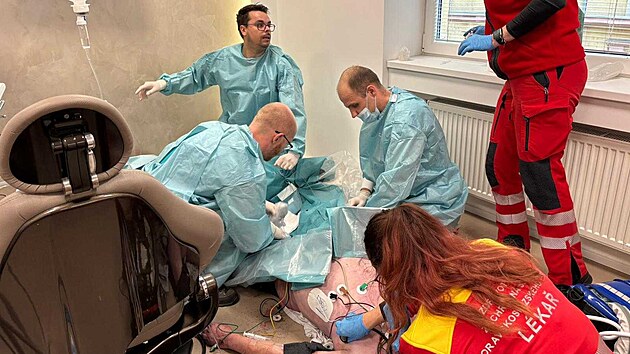 T�m ECMO centra Fakultn� nemocnice Ostrava zaznamenal mimo��dn� �sp�ch p�i z�chran� 69let�ho mu�e, kter�ho postihla n�hl� srde�n� z�stava b�hem standardn�ho stomatologick�ho o�et�en�. D�ky rychl� reakci zubn�ho l�ka�e a koordinovan� spolupr�ci moravskoslezsk�ch z�chran��� a specialist� ECMO centra byl pacient napojen na mimot�ln� ob�h p��mo v zubn� ambulanci.