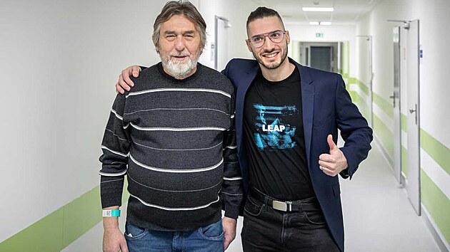 T�m ECMO centra Fakultn� nemocnice Ostrava zachr�nil 69let�ho Jarom�ra Bardon� (vlevo), kter�ho postihla srde�n� z�stava p�i zuba�sk�m o�et�en�. D�ky rychl� reakci zubn�ho l�ka�e a koordinovan� spolupr�ci moravskoslezsk�ch z�chran��� a specialist� ECMO centra byl pacient napojen na mimot�ln� ob�h p��mo v zubn� ambulanci. Sn�mek z tiskov� konference 19. ledna 2026.