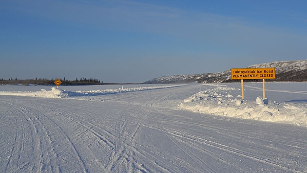 ��slo to nen� z nejp�esn�j��ch, proto�e podoba sez�nn� s�t� ledov�ch silnic je v kanadsk�m Severoz�padn�m teritoriu prom�nliv� a z�vis� na po�as�. Velmi obecn� se d� hovo�it o 1400 kilometrech d�lky.