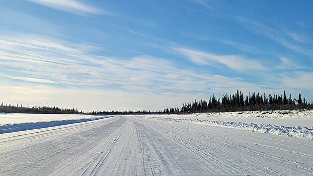 Ty nejkrat�� ledov� cesty jsou �asto jen trasou, kter� spojuje s�dla na protilehl�ch b�ez�ch jednoho jezera. Takov�ch, co d�lkou nep�esahuj� ani deset kilometr�, je v Kanad� v�t�ina.