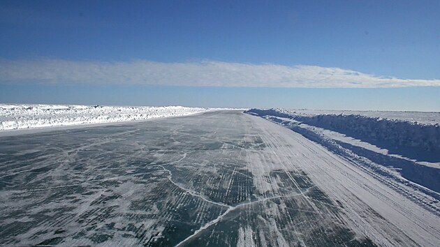 Z toho skromn�ho pr�m�ru ov�em n�kter� sez�nn� silnice na ledu siln� vybo�uj�. Nap��klad ta z Inuviku do Aklaviku m��� 117 kilometr�. A ta z Wrigley do Fort Good Hope m��� 482 kilometr�.