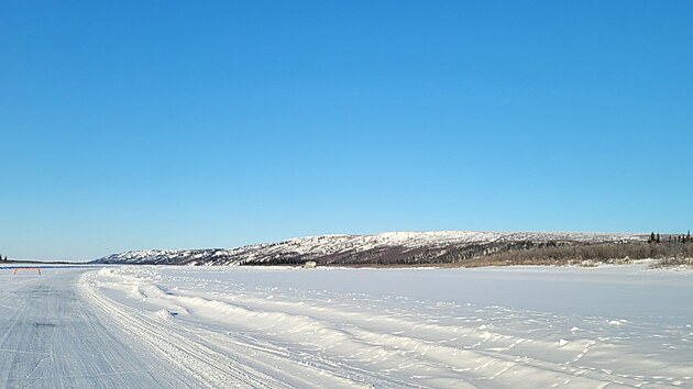 Na ledovou silnici mezi Wrigley a Fort Good Hope navazuj� nejr�zn�j�� odbo�ky a v�tv�c� se trasy. T�eba ty vedouc� do osad D�lįne a Colville Lake, kter� p�id�vaj� dal�� des�tky kilometr� vedouc�ch zamrzlou pustinou.