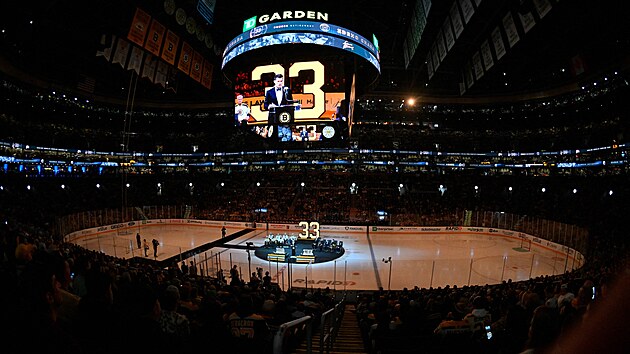 Ceremoni�l Zdena Ch�ry k vy�azen� jeho ��sla v Bostonu.