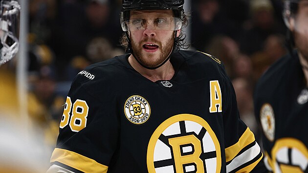 David Pastr��k z Bostonu se speci�ln�m logem na dresu k vy�azen� ��sla Zdena Ch�ry.