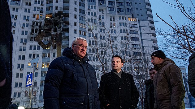 Ukrajinsk� ministr zahrani�� Andrij Sybiha a �esk� ministr zahrani�� Petr Macinka v Kyjev� nav�t�vuj� obytn� d�m po�kozen� rusk�m �tokem. (9. ledna 2026)