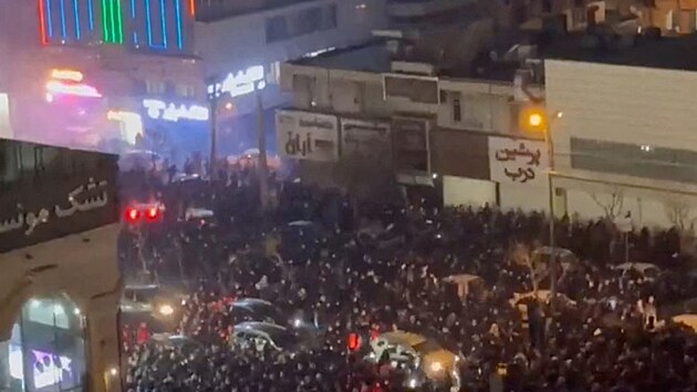 Rozs�hl� protivl�dn� protesty v �r�nsk�m Teher�nu (8. ledna 2026)