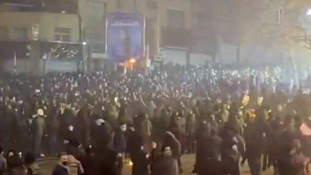 Rozs�hl� protivl�dn� protesty v �r�nsk�m Teher�nu (9. ledna 2026)