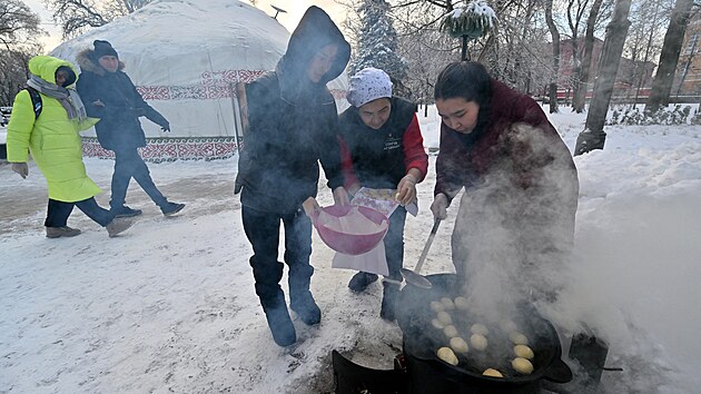 Dobrovoln�ci p�ipravuj� j�dlo v parku v centru Kyjeva pot�, co rusk� ��ad p�eru�il dod�vky energi� ve m�st�. (10. ledna 2026)