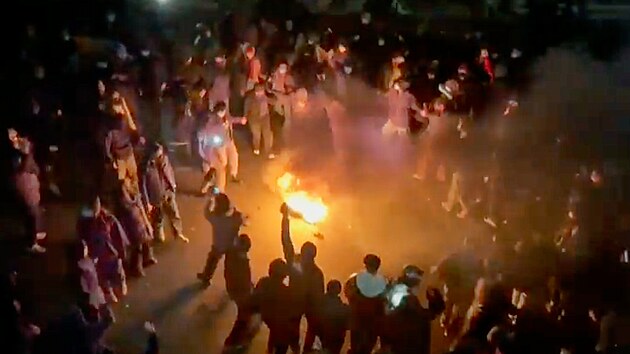 Na sn�mku z videa jsou vid�t demonstranti, kte�� op�t vy�li do ulic Teher�nu navzdory zesiluj�c�mu se z�sahu �r�nsk� policie. (10. ledna 2026)