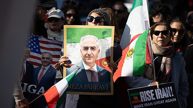 Demonstrantka v texask�m Houstonu dr�� fotografii Rez� Pahlav�ho b�hem protestu po�aduj�c�ho z�sah USA proti re�imu Isl�msk� republiky. (18. ledna 2026)