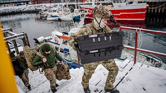 D�n�t� voj�ci po p��jezdu do p��stavu v Nuuku v Gr�nsku. (18. ledna 2026)