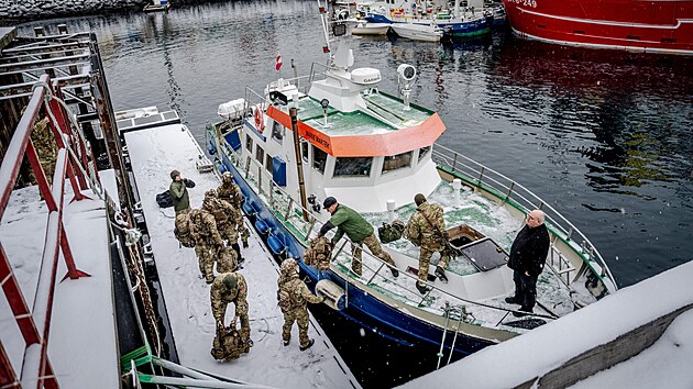 D�n�t� voj�ci po p��jezdu do p��stavu v Nuuku v Gr�nsku. (18. ledna 2026)