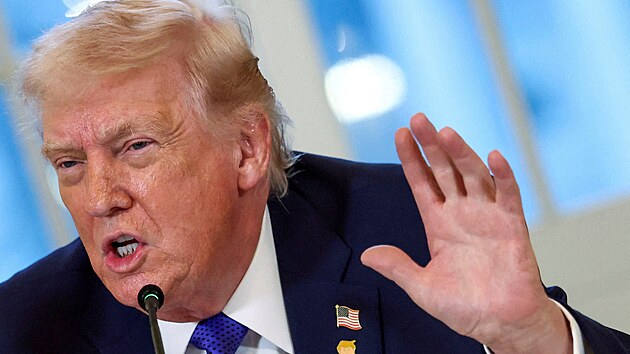 Americk� prezident Donald Trump hovo�� b�hem setk�n� s p�edstaviteli ropn�ho pr�myslu v B�l�m dom� ve Washingtonu. (9. ledna 2026)