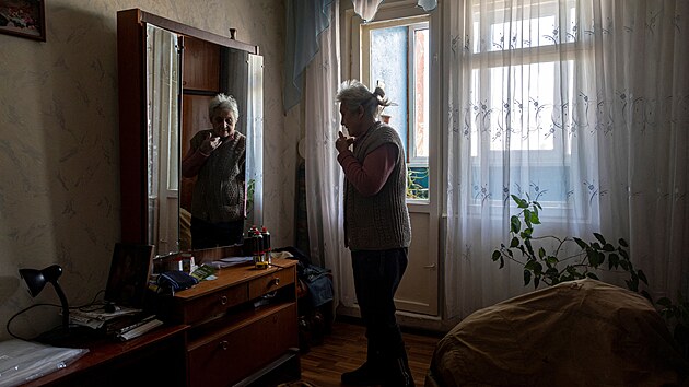 Galina Turchinov� stoj� v lo�nici sv�ho bytu v Kyjev�, kter� z�stal bez vody, topen� a plynu pot�, co rusk� dron v�era v noci narazil do jeho st�echy. (10. ledna 2026)