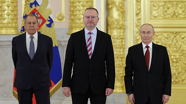 Rusk� prezident Vladimir Putin, ministr zahrani�n�ch v�c� Sergej Lavrov a velvyslanec �eska Daniel Ko�toval se v Kremlu ��astn� ceremonie p�ijet� pov��ovac�ch listin. (15. ledna 2026)