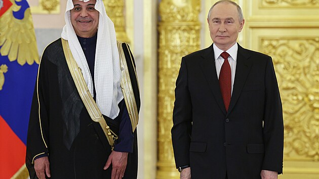 Rusk� prezident Vladimir Putin a velvyslanec Sa�dsk� Ar�bie Sami Mohammed Al-Sadhan se v Kremlu ��astn� ceremonie p�ijet� pov��ovac�ch listin nov�ch ambasador� v zemi. (15. ledna 2026)