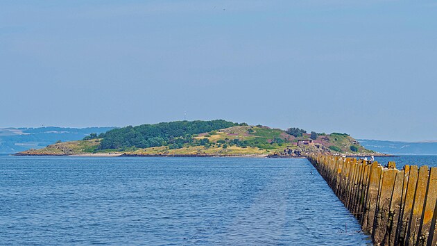Ostrov Cramond ve Skotsku b�hem p�ílivu (13. 8. 2015)
