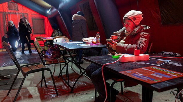 Stav v Kyjev�, kter� poskytly z�chrann� slu�by obyvatel�m, aby se mohli zah��t v �tvrti, kde jsou byty bez topen� p�i teplot�ch pod bodem mrazu. (13. ledna 2026)