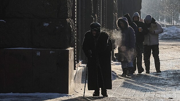 Lid� kr��� po ulici v mraziv�m zimn�m dni v Kyjev� na Ukrajin�. (16. ledna 2026)