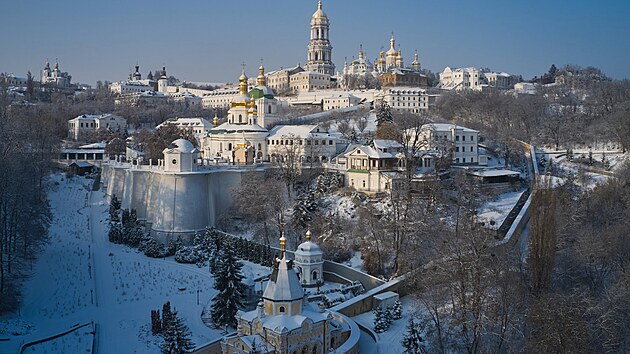 Sn�h zakr�v� pravoslavn� kl�ter v Kyjev� na Ukrajin�. (14. ledna 2026)