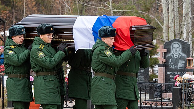 Ru�t� voj�ci v Tumeni nesou rakev s t�lem v�le�n�ho korespondenta Ivana Zujeva. (22. ��jna 2025)