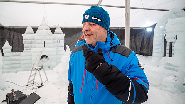 T�matem 26. ro�n�ku festivalu ledov�ch soch na Pustevn�ch je Ledov� sv�t poh�dek. �ezb��i na m�st� vytvo�ili 30 soch. P�ehl�dka potrv� v Beskydech od 17. ledna do 8. �nora. Na sn�mku je �editel  spole�nosti Pustevny Petr Lessy. (leden 2026)