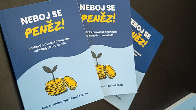 Studenti zl�nsk� Univerzity Tom�e Bati Andrea Ladnerov� a Tom� Sk�la napsali knihu Neboj se pen�z! Jde o praktick�ho pr�vodce financemi pro mlad�. (leden 2026)
