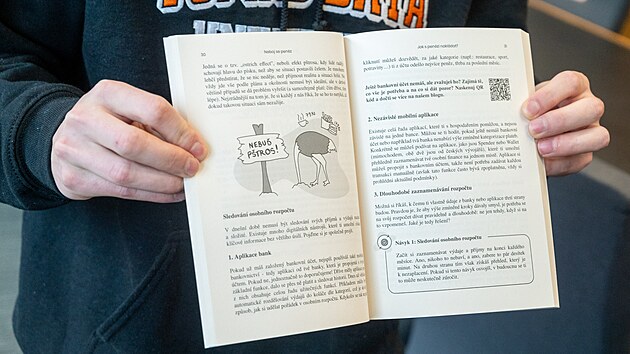 Studenti zl�nsk� Univerzity Tom�e Bati Andrea Ladnerov� a Tom� Sk�la napsali knihu Neboj se pen�z! Jde o praktick�ho pr�vodce financemi pro mlad�. (leden 2026)