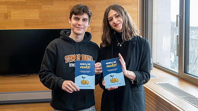 Studenti zl�nsk� Univerzity Tom�e Bati Andrea Ladnerov� a Tom� Sk�la napsali knihu Neboj se pen�z! Jde o praktick�ho pr�vodce financemi pro mlad�. (leden 2026)