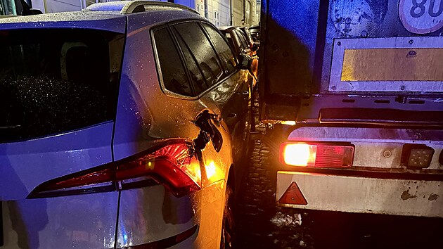 �idi� kamionu jel podle navigace. V Nerudov� ulici v Praze se zasekl. (15. ledna 2026)