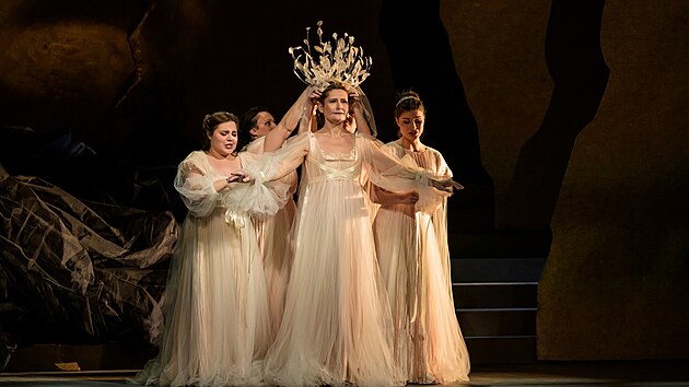 Jekat�rina Krovat�va (Belinda, vlevo) a Mark�ta Cukrov� (Dido, uprost�ed) v ope�e Dido a Aeneas v pra�sk�m Stavovsk�m divadle